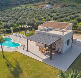 2 bedroom villa with pool and jacuzzi in Scopello, sleeps 6